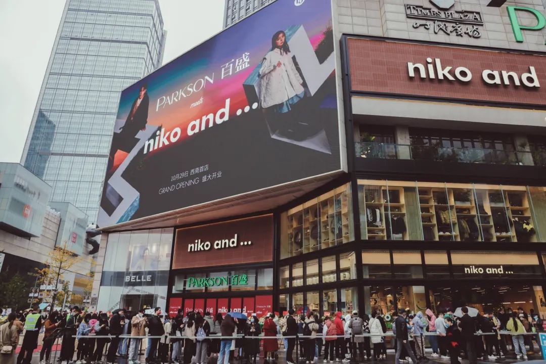 YB状态低迷，一触即溃。Bach夜魔在团队战斗中无敌。YB在第一局中输给了Tidebound。